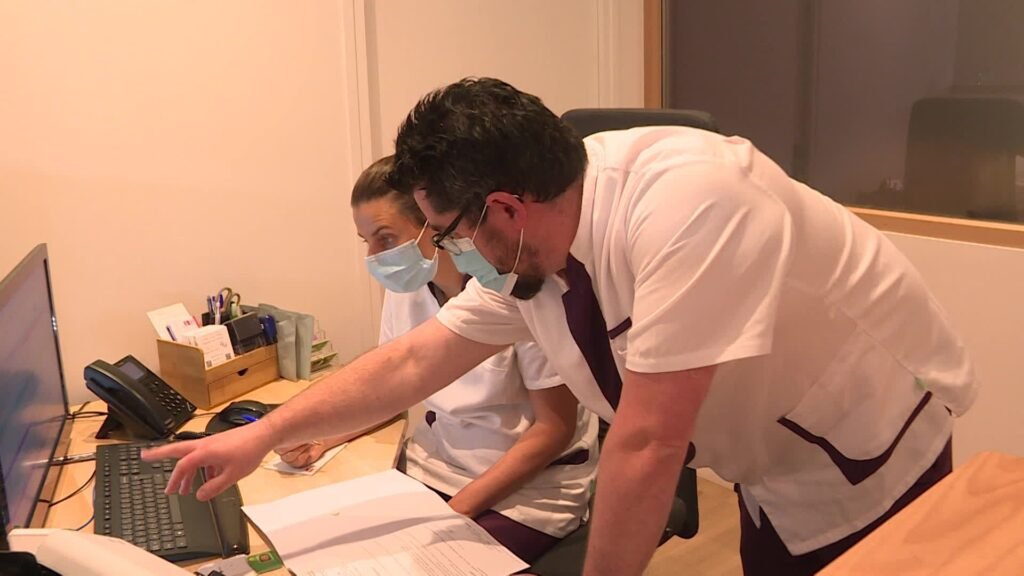 Assistante médicale avec un médecin